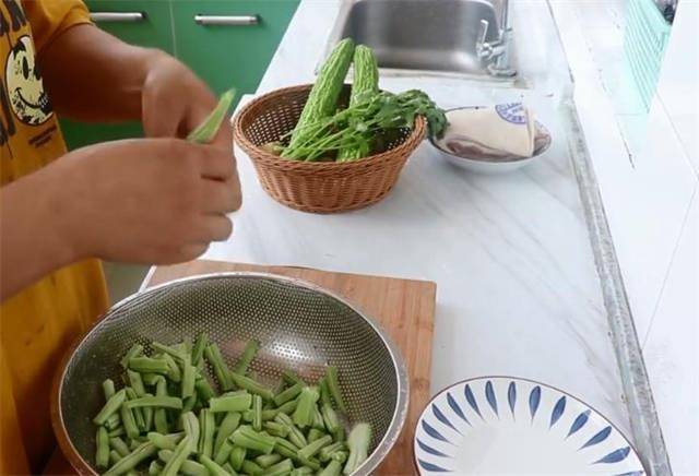 豆子炖面条不需要出去吃，教你在家做饭