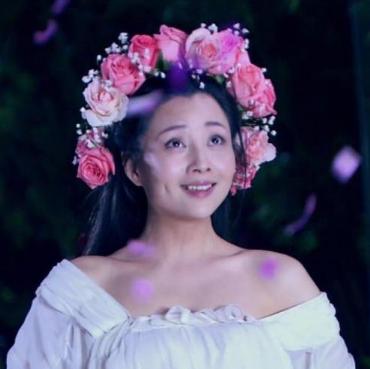 古装女神戴花环：阿娇刘亦菲仙气，只有她完美诠释了啥叫人比花娇