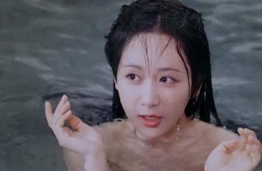 啥叫“美人沐浴”似芙蓉？刘亦菲美成精，网友：真想把她踹回水里