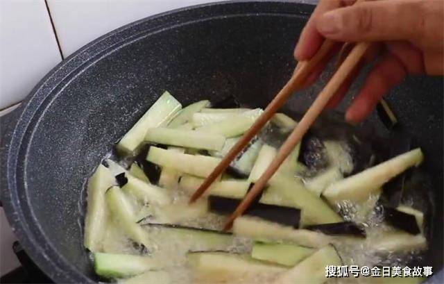 茄子炒豆子的家常做法，他们一上桌就被抢走了