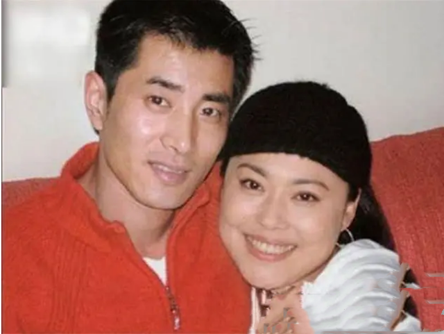 51岁李菁菁携小21岁老公报警！坦言遭受网络暴力，希望还自己