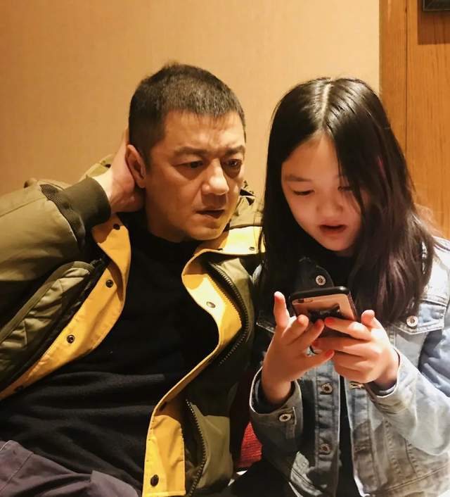 李亚鹏女儿李嫣晒泳装照，在海边穿着清凉大秀好身材，马甲线明显