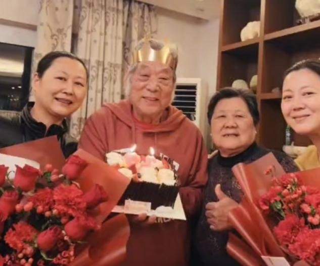 51岁王茜华为82岁父亲庆生，家中装修低调接地气