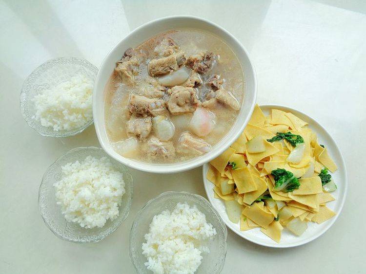 我家晚餐，菊花菜炒豆皮，红萝卜清炖排骨搭配米饭