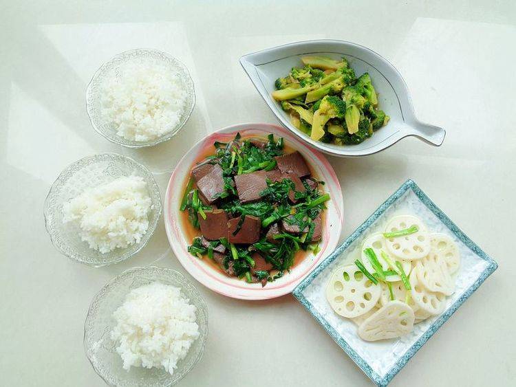 周末午餐主食：菊花菜猪肉饺子，清香汁多鲜美好吃，更鲜美好吃