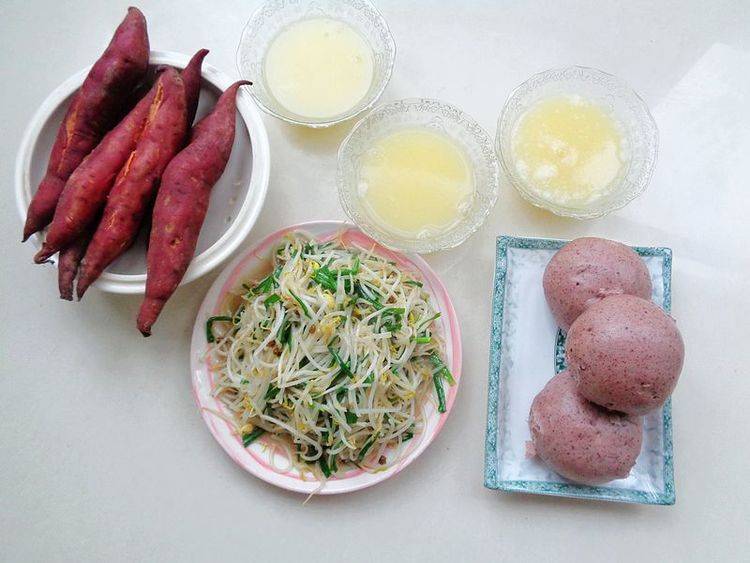 第七天早餐主食：韭菜鸡蛋饼，清炒花菜，清香鲜美又好吃