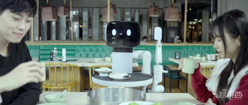 首款商用配送机器狗来了！普渡推出长胳膊的送餐机器人