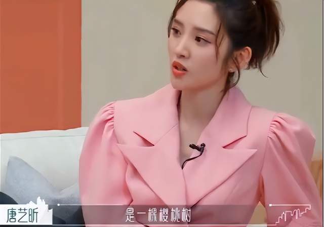 张若昀唐艺昕带女儿出门，一家三口走在一起画面温馨