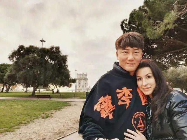 歌手关喆喜迎三胎，因参加《中国好声音》走红，已和妻子结婚8年