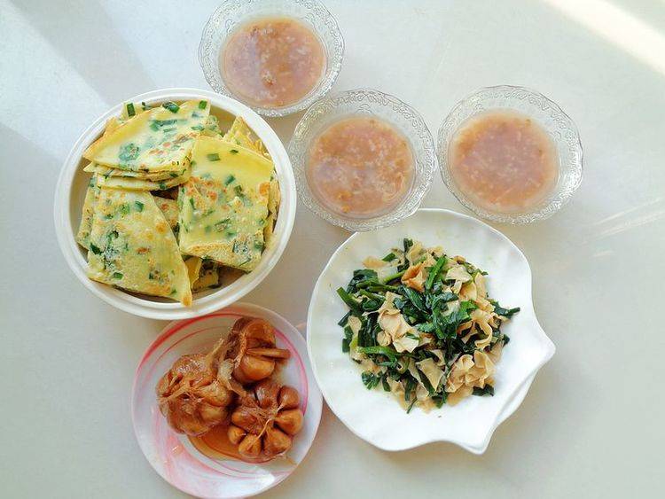 周末早餐主食：韭菜鸡蛋煎饼+红豆粥，韭菜鸡蛋馅饺子