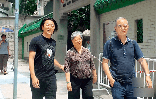 55岁郑伊健现身台湾拍摄新剧，身边仅有一位助理跟随，行事低调