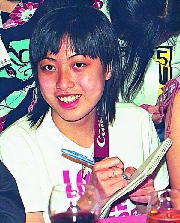 甘比13岁大女儿晒照，已出落得亭亭玉立，已身价20亿