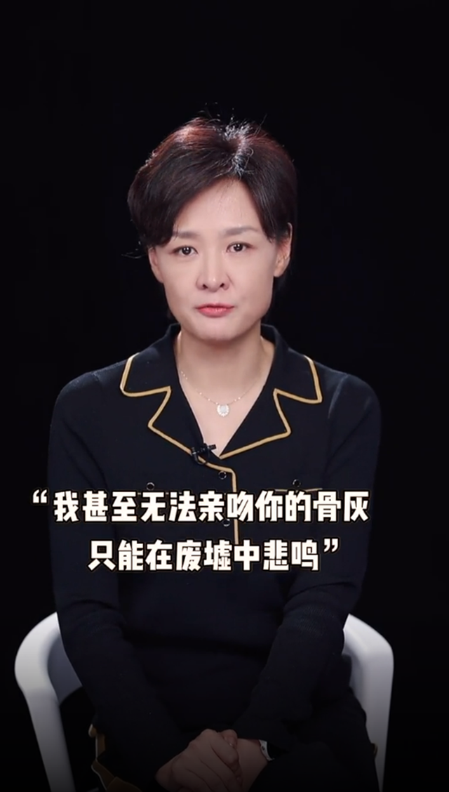 央视主持人李小萌罕见失态，崩溃痛哭声音哽咽，戴钻石项链变化大