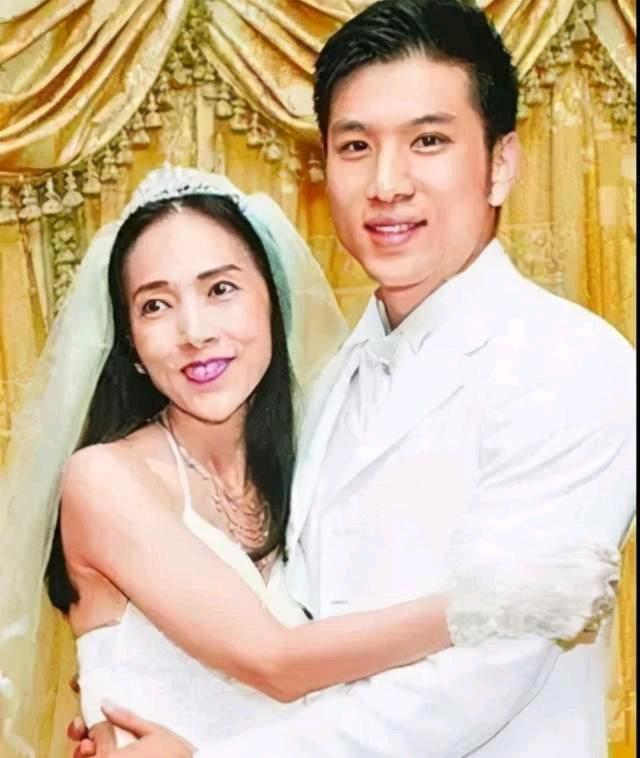 她抛弃亲生女儿，携几十亿倒贴23岁男模，现状如何