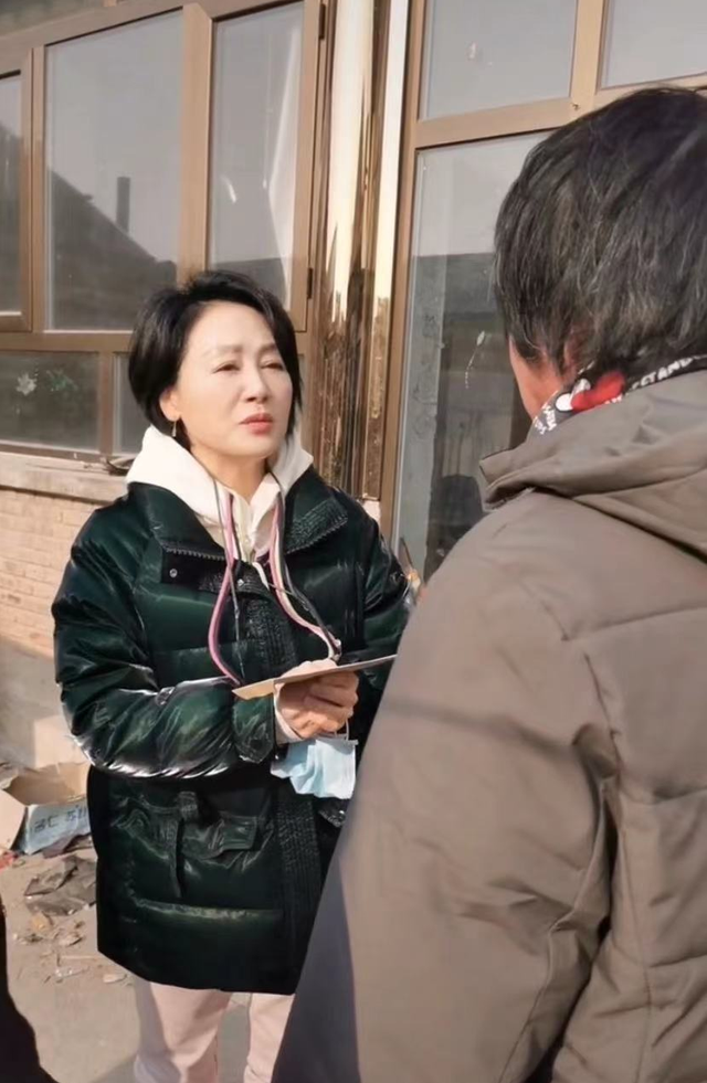59岁王姬不顾疫情出游，装扮青春靓丽未戴口罩