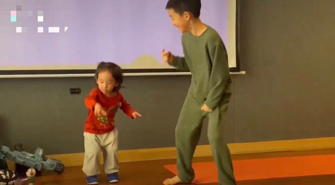 陈小春罕见晒两个儿子热舞视频，父子三人像复制粘贴