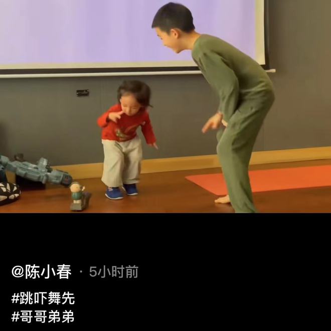 陈小春罕见晒两个儿子热舞视频，父子三人像复制粘贴