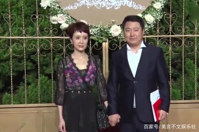 “孔雀公主”金巧巧直播被喊奶奶，瞬间黑脸开口回怼，叫网友孙女