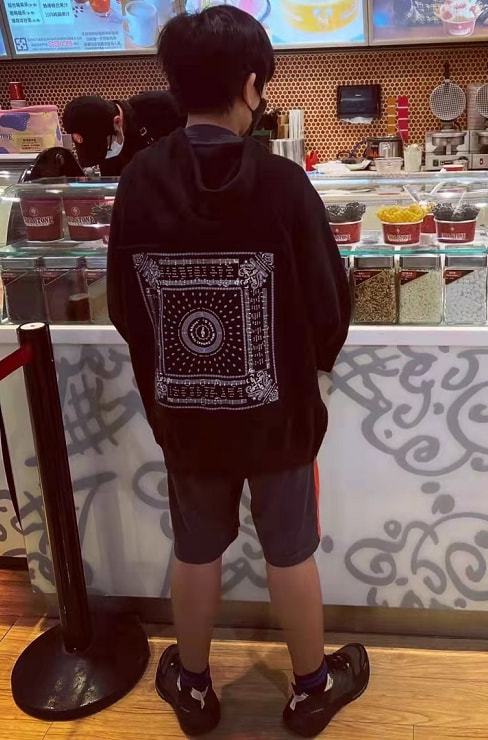 12岁Kimi陪妈妈购物！身穿名牌小腿肌肉壮硕，拎购物袋走路