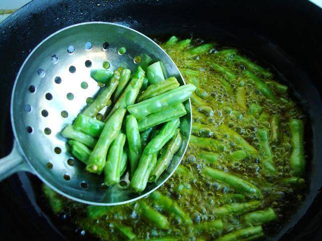 芸豆用水焯水焯水了反而影响口感，芸豆不用焯水