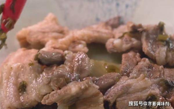 酸汤五花肉的烹饪方法，融合五花肉后做成的这款美味