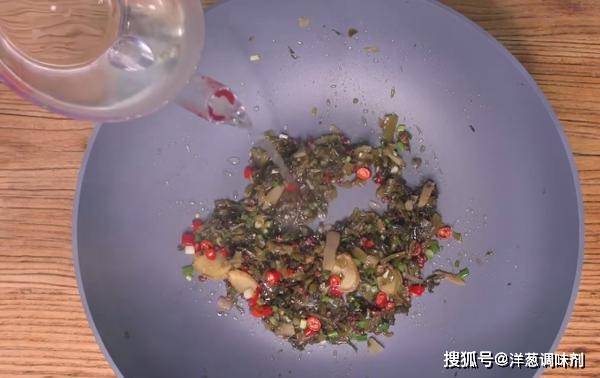 酸汤五花肉的烹饪方法，融合五花肉后做成的这款美味