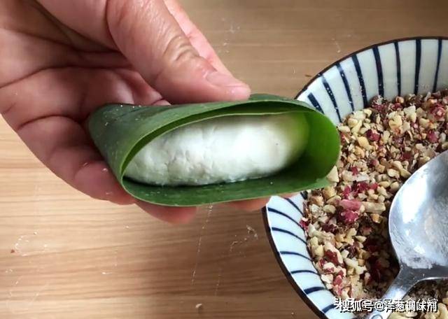 用粽叶做成的新奇美食——粽叶糯米花生饼