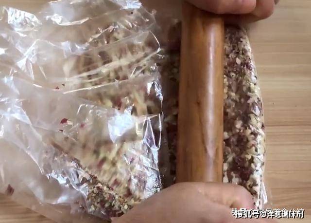 用粽叶做成的新奇美食——粽叶糯米花生饼