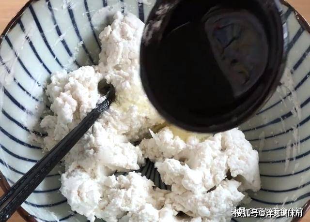 用粽叶做成的新奇美食——粽叶糯米花生饼