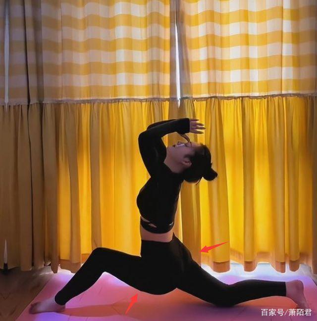 陈亚男在家练瑜伽，高难道动作暴露身材，网友：再改变也不喜欢你