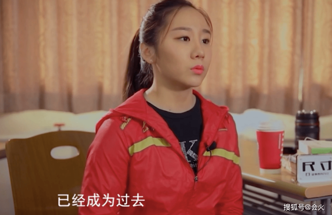 奥运冠军邓琳琳现身小吃街拍宣传片，颜值逆天肌肤白皙