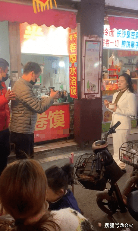 奥运冠军邓琳琳现身小吃街拍宣传片，颜值逆天肌肤白皙