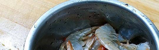 蒜蓉粉丝蒸虾鲜美的“蒜蓉粉丝蒸虾”，10分钟就成菜