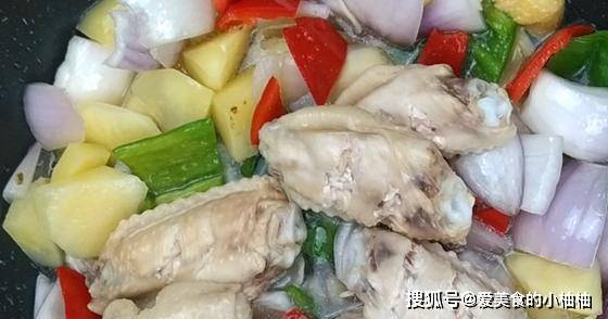 鸡翅就是这道菜的“配料”，而“素”类食材才是核心所在