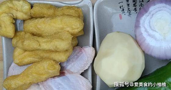 鸡翅就是这道菜的“配料”，而“素”类食材才是核心所在