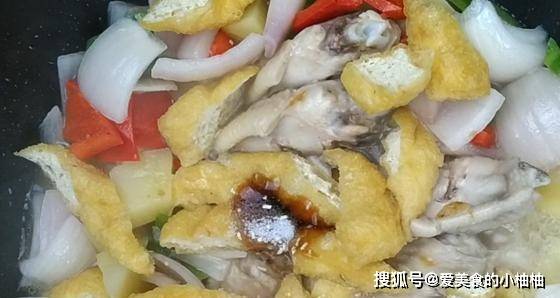 鸡翅就是这道菜的“配料”，而“素”类食材才是核心所在