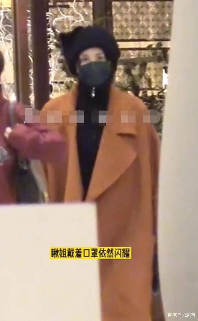 52岁王菲现身北京街头，手插大衣口袋，气质优雅从容