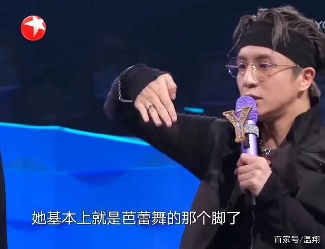 戴佩妮穿恨天高表演，薛之谦调侃她踩高跷，结果一句话让他闭嘴