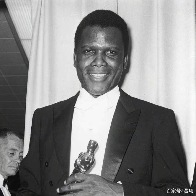 首位获奥斯卡最佳男主角的黑人演员去世，曾靠洗碗赚学费学习表演