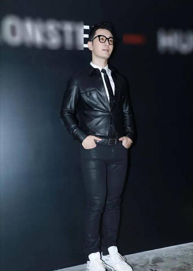 黄晓明穿紧身皮衣皮裤扮演“陈浩南”，看完我不好意思脸红了
