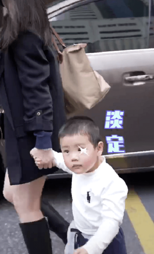 “秦羽墨”赵文琪为儿子庆生，2周岁儿子身高抢镜十足