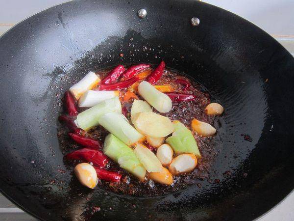 干锅虾加了不少香料，还加了爱吃的莲藕