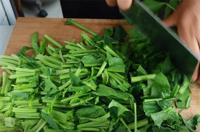 菠菜馅饺子，味道鲜香，营养丰富又好吃，比吃肉饺子还鲜香