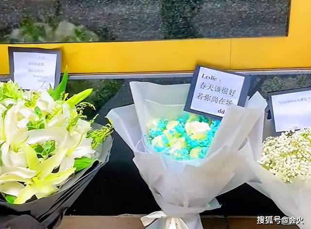 张国荣去世19年，酒店前鲜花摆满一地，网友：唯一可做的