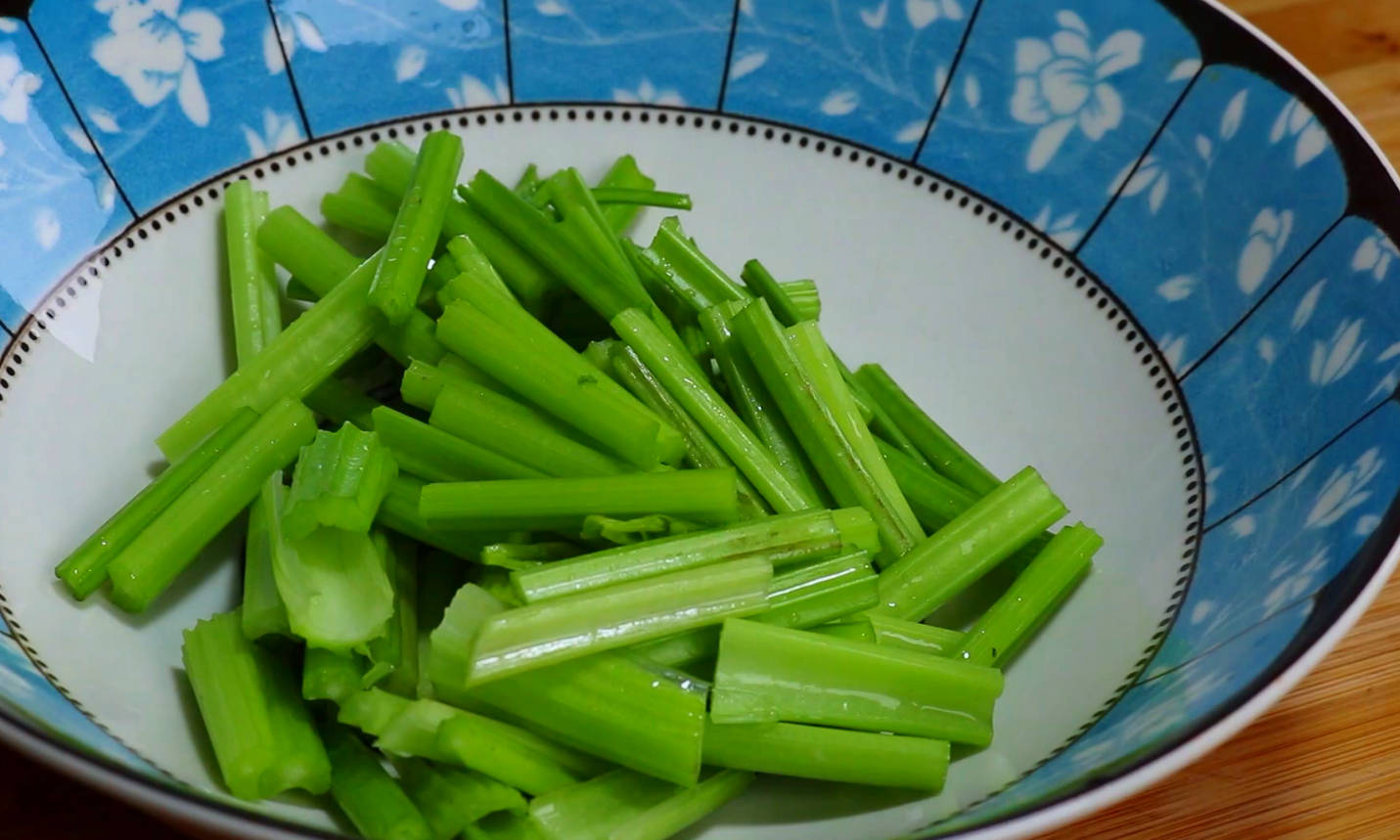 芹菜炒肉丝，用这个方法做出来的猪肉鲜嫩入味，一点也不柴