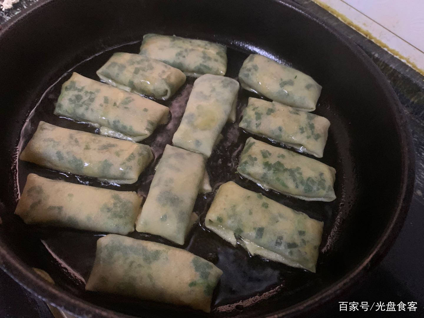 煎韭菜盒子，鲜嫩翠绿、味道鲜美