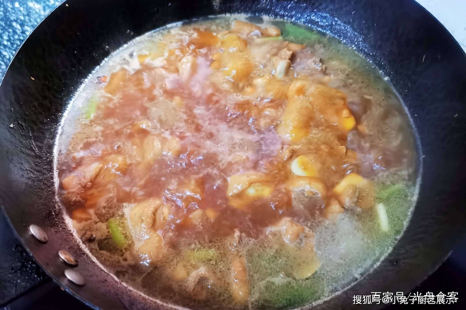 家庭版土豆炖鸡腿，料足美味，既有菜也有肉，好吃易做