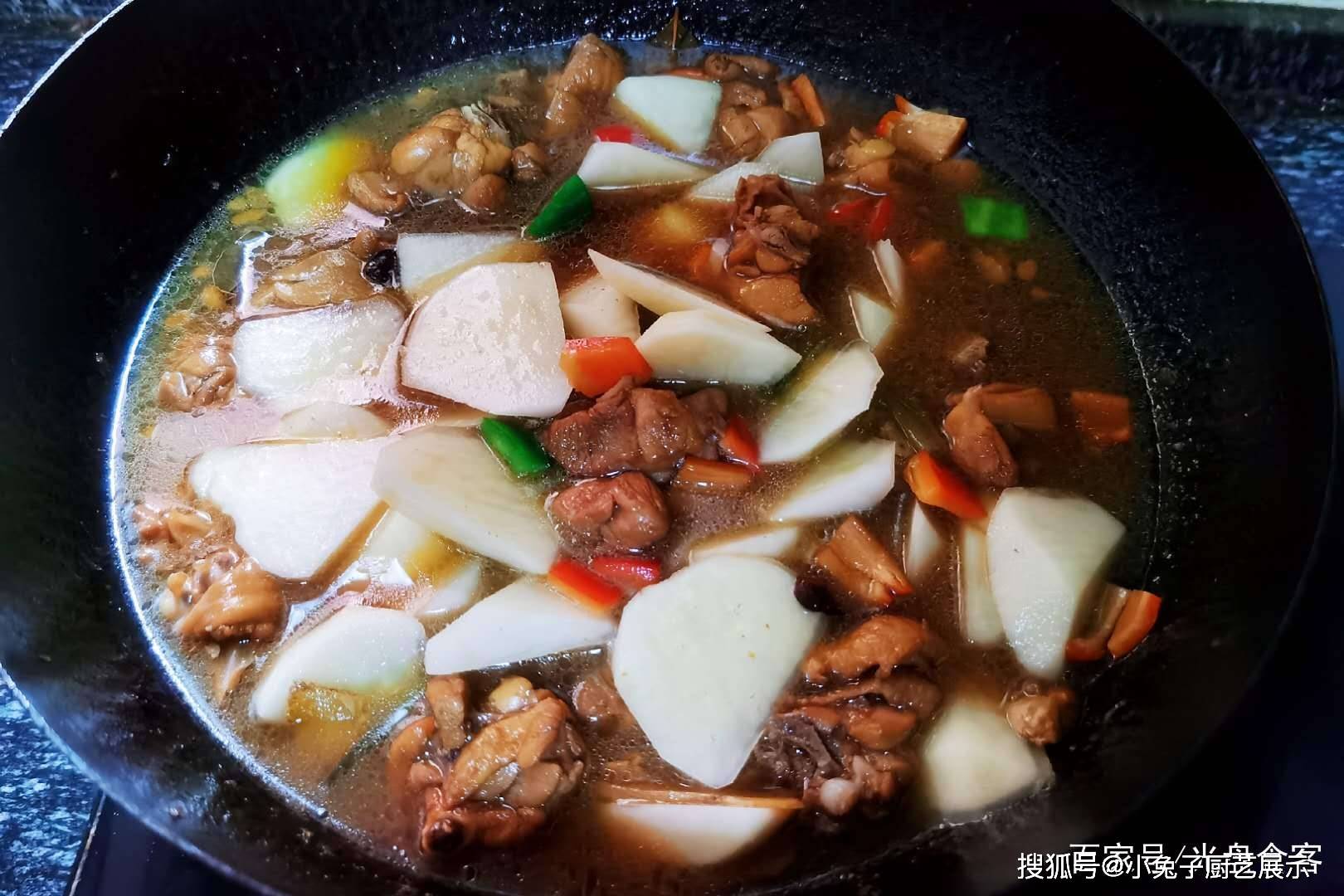 家庭版土豆炖鸡腿，料足美味，既有菜也有肉，好吃易做