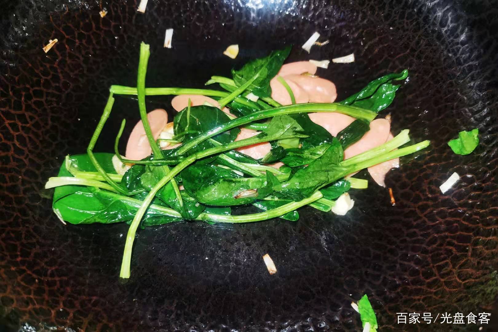 家常版蚝油炒年糕，软糯鲜美，搭配菜料特足，上桌家人赞不绝口