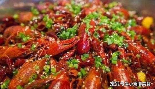 老外点的大龙虾168元，一餐4个菜600元，我的肉跟着疼了